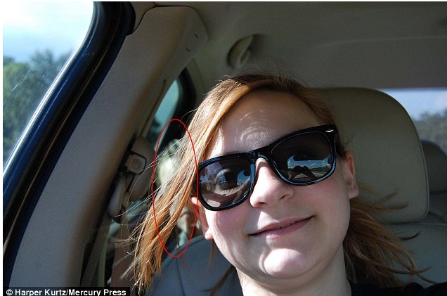 ΑΝΑΤΡΙΧΙΛΑ - Έβγαζε selfie μέσα στο αυτοκίνητο όταν ο φακός κατέγραψε ένα ΑΓΝΩΣΤΟ αγόρι στο πίσω κάθισμα - Τότε κατάλαβε πως... [photos] - Φωτογραφία 3
