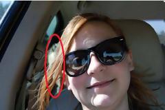 ΑΝΑΤΡΙΧΙΛΑ - Έβγαζε selfie μέσα στο αυτοκίνητο όταν ο φακός κατέγραψε ένα ΑΓΝΩΣΤΟ αγόρι στο πίσω κάθισμα - Τότε κατάλαβε πως... [photos]