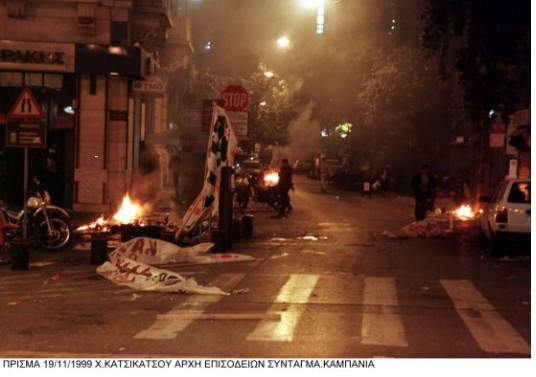 Η επίσκεψη του Μπιλ Κλίντον στην Ελλάδα πριν 17 χρόνια - Οι μαζικές διαδηλώσεις και οι καταγγελίες του Αλέξη Τσίπρα και τα σοβαρά επεισόδια στο κέντρο της Αθήνας [photos+video] - Φωτογραφία 4