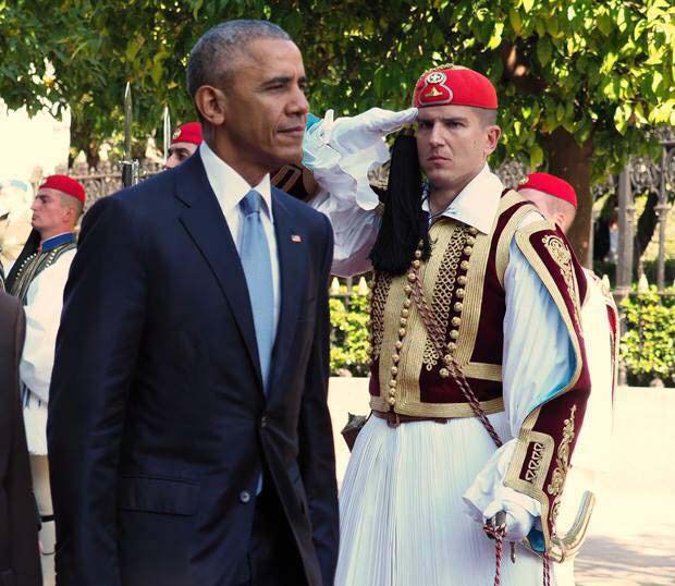 Ο Λαρισαίος Ανθυπασπιστής της Προεδρικής Φρουράς που έκανε το γύρο του κόσμου στη φωτό με τον Ομπάμα! - Φωτογραφία 1