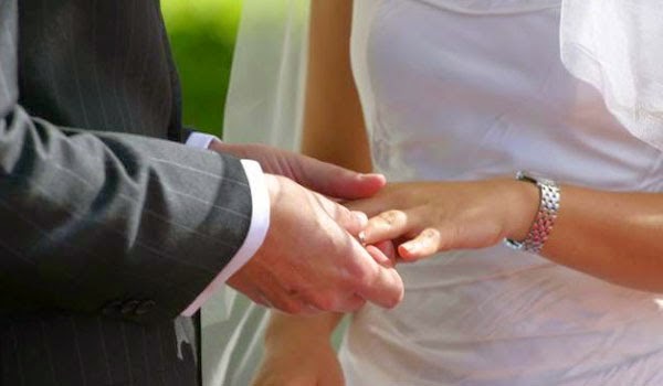 Πόσο κοστίζει τελικά ένας πολιτικός γάμος; - Φωτογραφία 1