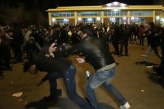 ΤΡΟΜΟΚΡΑΤΗΜΕΝΟΙ οι κάτοικοι της Χίου! Πρωτόγνωρα σκηνικά - Πρόσφυγες έβαλαν φωτιές, κατέστρεψαν καταστήματα και αυτοκίνητα