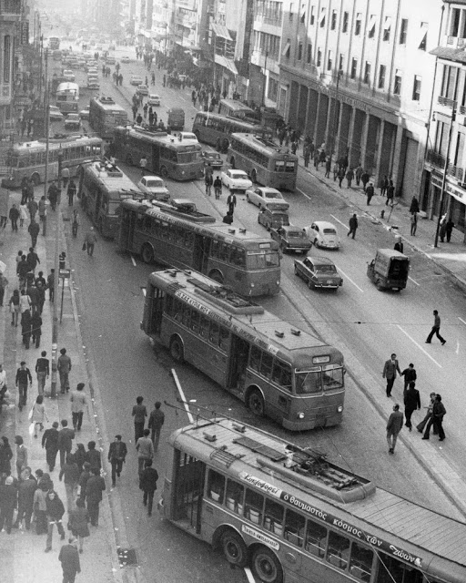 Καρέ καρέ η εξέγερση του Πολυτεχνείου -Τι διηγείται ο μοναδικός φωτορεπόρτερ που την κατέγραψε - Φωτογραφία 3