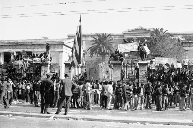 Καρέ καρέ η εξέγερση του Πολυτεχνείου -Τι διηγείται ο μοναδικός φωτορεπόρτερ που την κατέγραψε - Φωτογραφία 4