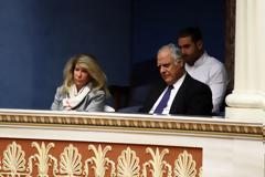 Η γυναίκα που συγκίνησε στα θεωρεία της Βουλής [photos]
