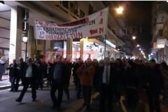 Πάτρα: 1500 περίπου άτομα στην πορεία που ξεκίνησε από το Παράρτημα - Ξεχωριστό μπλοκ του ΣΥΡΙΖΑ ακολουθεί σε απόσταση - Πέτρες στο Γ Αστυνομικό Τμήμα [photos]