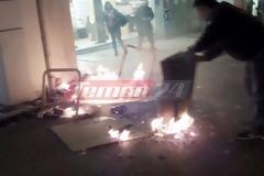 Πάτρα: Πεδίο μάχης το κέντρο της πόλης: Επίθεση σε δημοσιογράφους και πολίτες - Πέφτουν πέτρες και μολότοφ [photos]