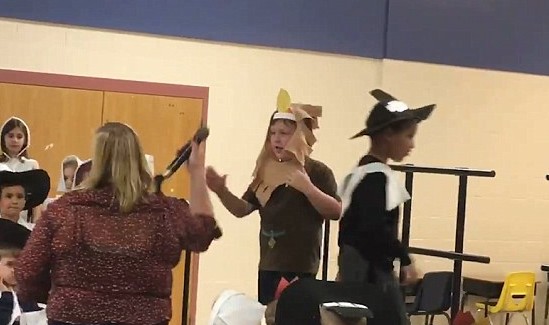 Δασκάλα αρπάζει το μικρόφωνο από αυτιστικό παιδί σε σχολική παράσταση. Σπαρακτική αντίδραση του μικρού - Φωτογραφία 2