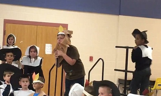 Δασκάλα αρπάζει το μικρόφωνο από αυτιστικό παιδί σε σχολική παράσταση. Σπαρακτική αντίδραση του μικρού - Φωτογραφία 3