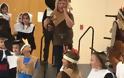 Δασκάλα αρπάζει το μικρόφωνο από αυτιστικό παιδί σε σχολική παράσταση. Σπαρακτική αντίδραση του μικρού