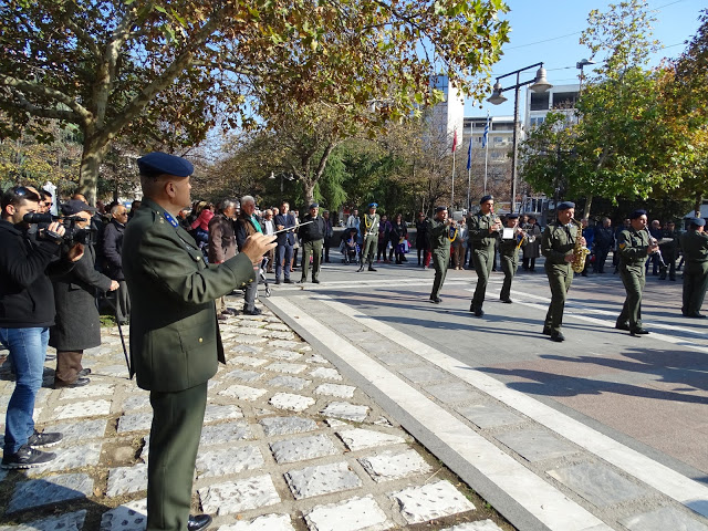 Φωτό από την εμφάνιση της Μπάντας του Γ'ΣΣ στην κεντρική πλατεία της Λάρισας - Φωτογραφία 2