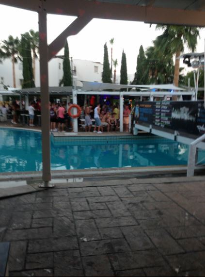 Βρετανίδα καταγγέλλει ξενοδοχείο οργίων στην Κύπρο: «Ήταν θολή η πισίνα από το σπέρμα» - Φωτογραφία 4