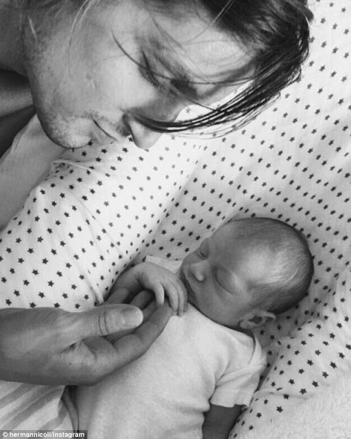 Το αγγελάκι της Victoria’s Secret ποζάρει με τον νεογέννητο γιο της και ρίχνει το Instagram - Φωτογραφία 3