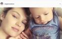 Το αγγελάκι της Victoria’s Secret ποζάρει με τον νεογέννητο γιο της και ρίχνει το Instagram - Φωτογραφία 2