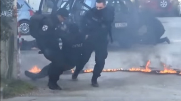 Αστυνομικοί σώζουν τραυματίες σε μάχη- Εντυπωσιακές εικόνες - Φωτογραφία 1