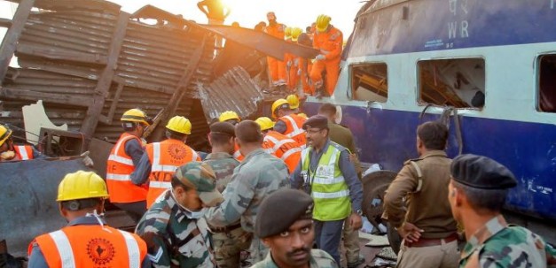 Πάνω από 119 οι νεκροί από τον εκτροχιασμό τρένου στην Ινδία - Φωτογραφία 1