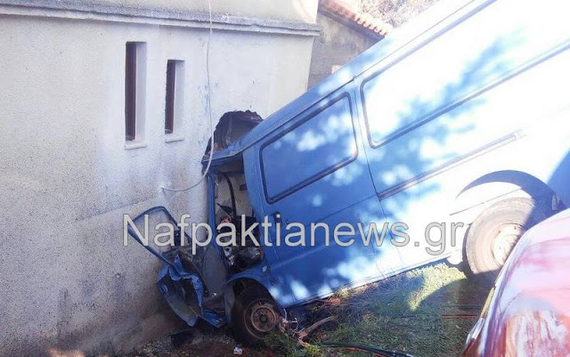 Τροχαίο ατύχημα πρωινές ώρες στα Πιτσιναίϊκα Ναυπακτίας [photos] - Φωτογραφία 2