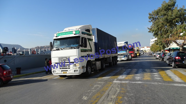 Ανάστατο το κέντρο: Πορεία φορτηγατζήδων στην Μυτιλήνη…. για τους μετανάστες - Φωτογραφία 3