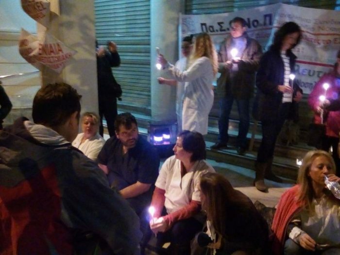 Τα κεριά της διαμαρτυρίας! Ολονύκτια συγκέντρωση νοσηλευτών έξω από το υπ.Υγείας! - Φωτογραφία 4