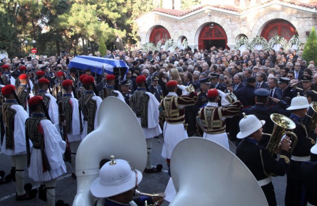 Ο άνθρωπος που υπηρέτησε τον Στεφανόπουλο μέχρι το τέλος - Ποιος είναι ο Αντιστράτηγος που κρατούσε τα παράσημα στην κηδεία  [photos] - Φωτογραφία 3