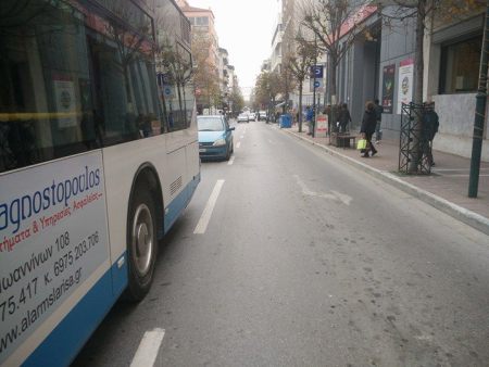 Αφαιρούνται κολονάκια σήμανσης από κεντρικούς δρόμους της Λάρισας λόγω επικινδυνότητας - Φωτογραφία 2