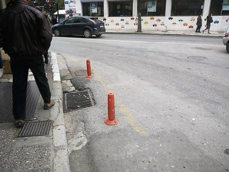 Αφαιρούνται κολονάκια σήμανσης από κεντρικούς δρόμους της Λάρισας λόγω επικινδυνότητας - Φωτογραφία 3
