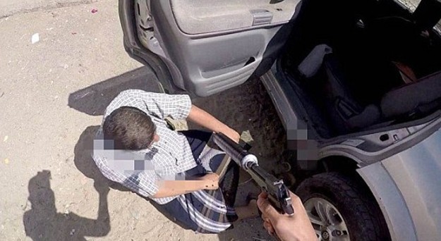 Σοκαριστικές φωτογραφίες από την εν ψυχρώ δολοφονία αξιωματικού από το ISIS [ΣΚΛΗΡΕΣ ΕΙΚΟΝΕΣ] - Φωτογραφία 1