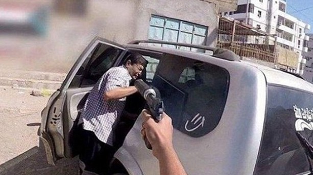 Σοκαριστικές φωτογραφίες από την εν ψυχρώ δολοφονία αξιωματικού από το ISIS [ΣΚΛΗΡΕΣ ΕΙΚΟΝΕΣ] - Φωτογραφία 2