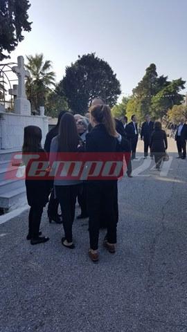 Πάτρα - ΤΩΡΑ: Το τελευταίο αντίο στον Κωστή μας - Το αδιαχώρητο στο Α' Νεκροταφείο [photos+video] - Φωτογραφία 2