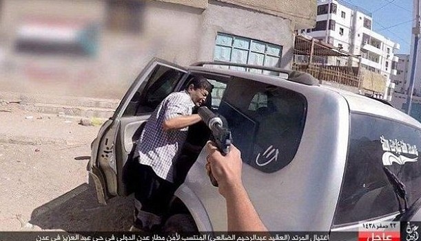 Φωτογραφίες - ΣΟΚ: Εν ψυχρώ δολοφονία αξιωματικού από τζιχαντιστές στην Υεμένη - ΣΚΛΗΡΕΣ ΕΙΚΟΝΕΣ - Φωτογραφία 2