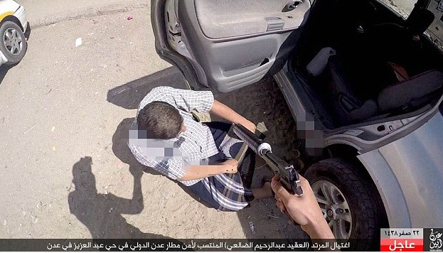 Φωτογραφίες - ΣΟΚ: Εν ψυχρώ δολοφονία αξιωματικού από τζιχαντιστές στην Υεμένη - ΣΚΛΗΡΕΣ ΕΙΚΟΝΕΣ - Φωτογραφία 3
