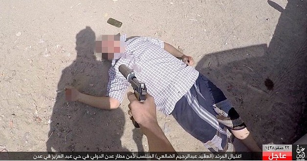 Φωτογραφίες - ΣΟΚ: Εν ψυχρώ δολοφονία αξιωματικού από τζιχαντιστές στην Υεμένη - ΣΚΛΗΡΕΣ ΕΙΚΟΝΕΣ - Φωτογραφία 5
