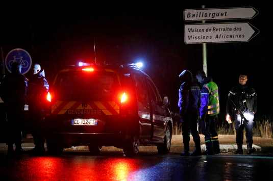 ΘΡΙΛΕΡ στη Γαλλία: Μασκοφόρος ένοπλος σκορπά ΤΡΟΜΟ σε γηροκομείο - Φωτογραφία 1