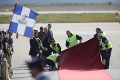 Υπάρχει σοβαρό πρόβλημα με τα… κόκκινα χαλιά (Photos)