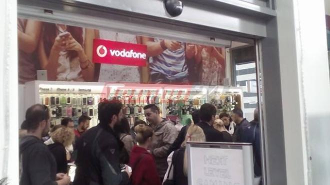 Πάτρα: Ουρές έξω από τα καταστήματα πριν ανοίξουν - Πανικός για κινητά και ηλεκτρονικά - Οι προσφορές της Black Friday - Φωτογραφία 1