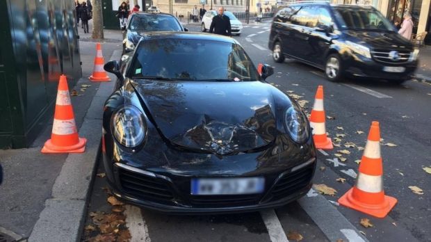 Απίστευτο! Παράνομα παρκαρισμένη Porsche ανατινάζεται από την αντιτρομοκρατική - Φωτογραφία 1