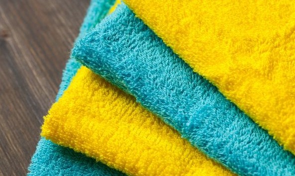 Το πιο απλό κόλπο για να μην ξεβάφουν οι χρωματιστές πετσέτες - Φωτογραφία 1