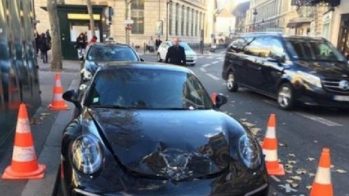 Παριζιάνος άφησε την Porsche του σε πιάτσα ταξί και η αστυνομία την ανατίναξε - Φωτογραφία 1