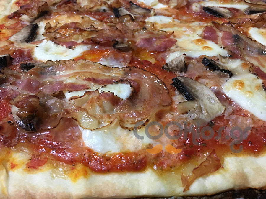 Η συνταγή της Ημέρας: Πίτσα με βουβαλίσια μοτσαρέλα, πορτομπέλο και μπέικον - Φωτογραφία 1