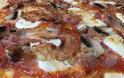 Η συνταγή της Ημέρας: Πίτσα με βουβαλίσια μοτσαρέλα, πορτομπέλο και μπέικον
