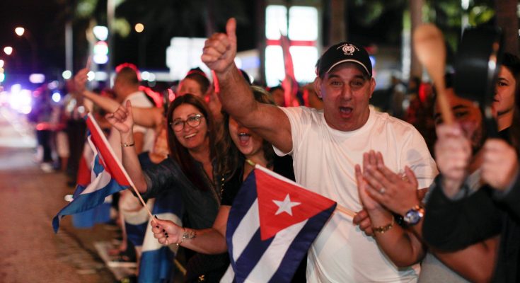 ΗΠΑ: Πανηγυρισμοί στη Φλόριντα για τον θάνατο του Φιντέλ Κάστρο - Φωτογραφία 1