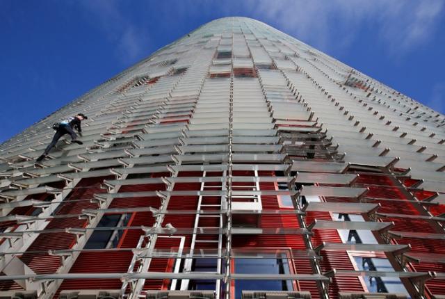 Δείτε τον Γάλλο Σπάιντερμαν να σκαρφαλώνει σε ουρανοξύστη χωρίς εξάρτυση! - Φωτογραφία 1