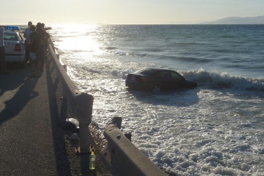 Αυτοκίνητο στη θάλασσα - Σώθηκε το ζευγάρι που έζησε τον απόλυτο εφιάλτη! - Φωτογραφία 1