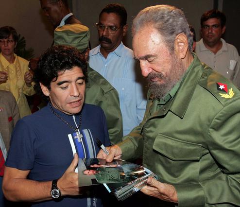 Ο Μαραντόνα αποχαιρέτισε τον «δεύτερο πατέρα» του Φιντέλ Κάστρο - Φωτογραφία 2