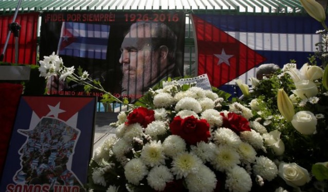 Οι Κουβανοί αποτίουν φόρο τιμής στον Φιντέλ Κάστρο - Φωτογραφία 1
