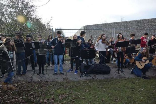 Το Μουσικό Σχολείο Αλίμου έσπασε με μουσική το τείχος της ντροπής στη Γερμανία - Φωτογραφία 1