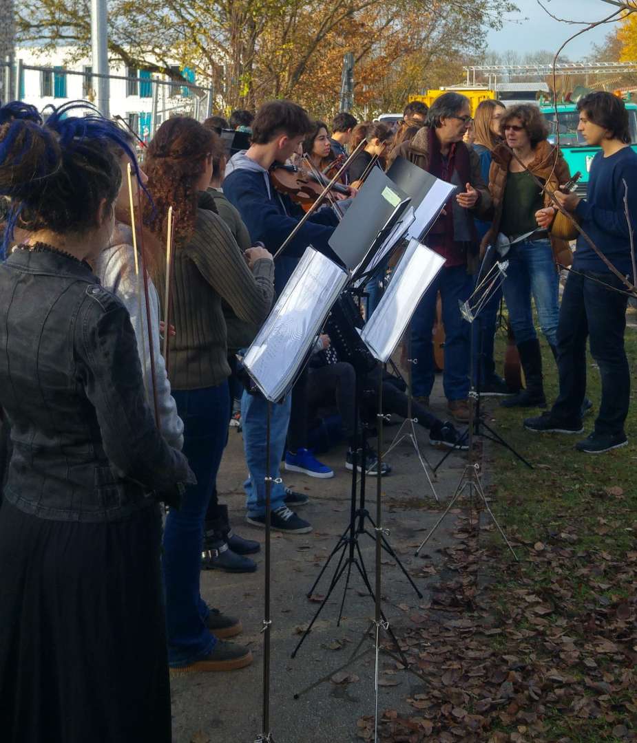 Το Μουσικό Σχολείο Αλίμου έσπασε με μουσική το τείχος της ντροπής στη Γερμανία - Φωτογραφία 3
