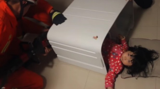 Η Πυροσβεστική απεγκλώβισε 2χρονη από… πλυντήριο ρούχων - Φωτογραφία 1