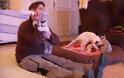 Ένας σκύλος ανέλαβε τον ρόλο του «θετού γονιού» για δύο τιγράκια [video]