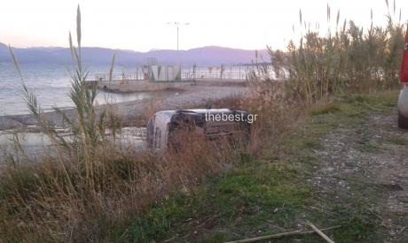 Πάτρα: Δείτε που κατέληξε όχημα το οποίο εξετράπη της πορείας του στο Ακταίο Ρίου και ανετράπη - Φωτογραφία 2